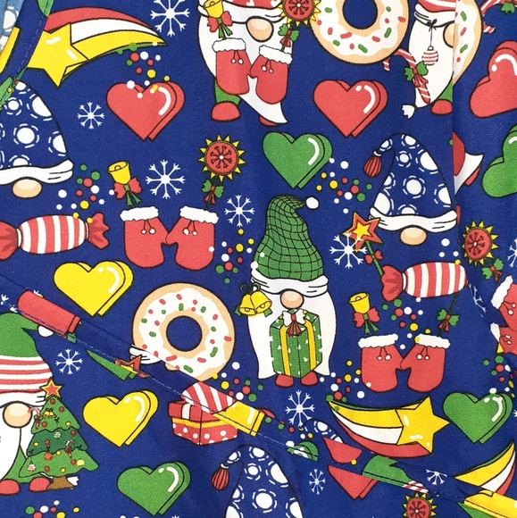 Wear for Care Christmas Gnome Women Scrub Top New - Picture 3 of 4